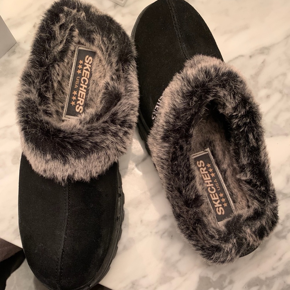 Skechers women’s fuzzy slip ons black with gray